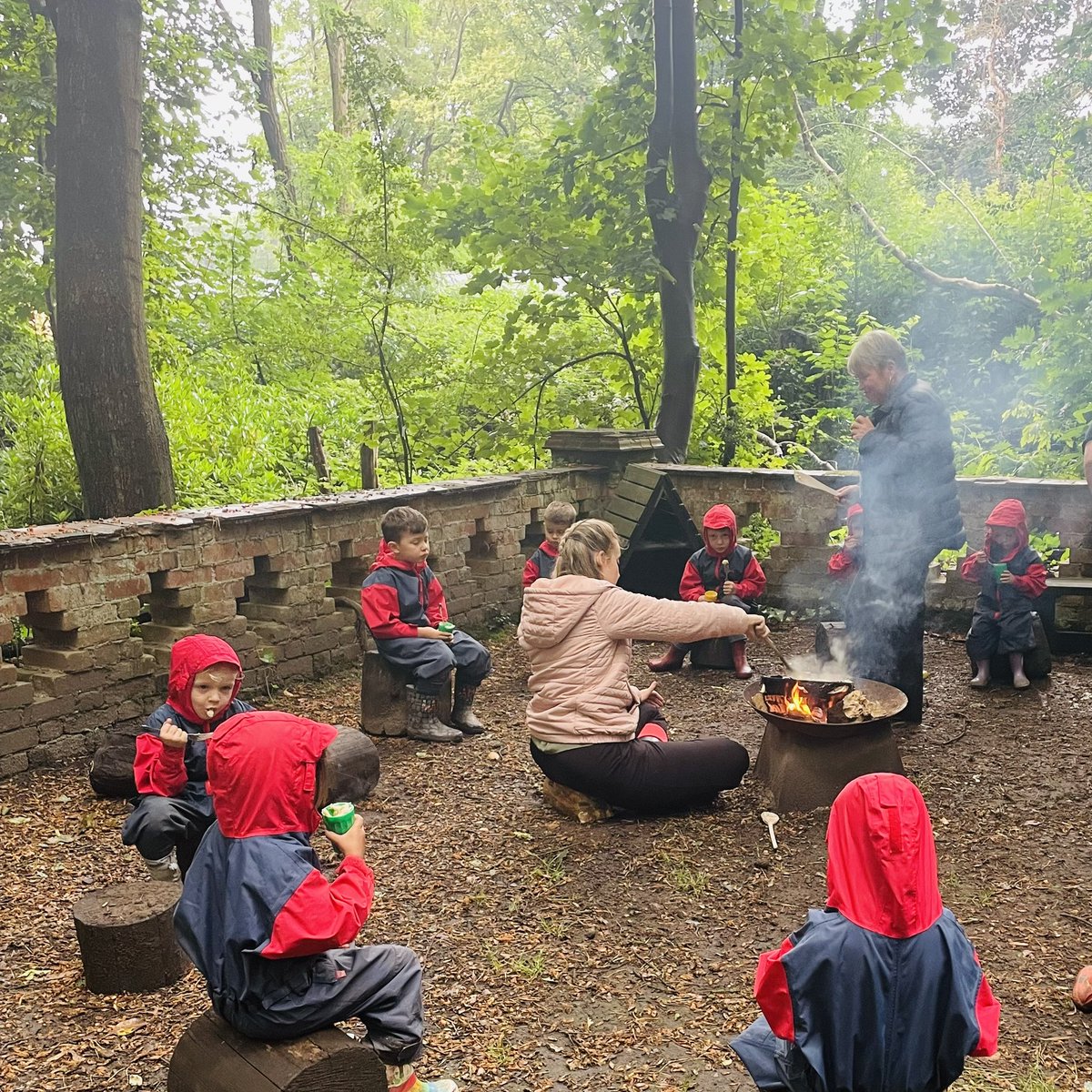 Mrs Pauline joined us for our visit to the Secret Garden and helped with our snack of macaroni cheese #outdoorlearning #outdoorclassroom #learningforlife #eaglehouseearlyyears #nursery
