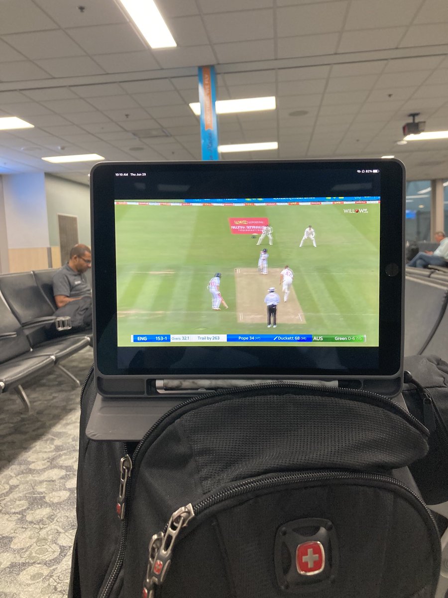 LeonNFFC's tweet photo. Watching cricket in American airports I may have been here for 25 years but they’ve not broke me yet  - 24 hours I’ll be back in Nottinghamshire with a decent pint in my hand 🏴󠁧󠁢󠁥󠁮󠁧󠁿🍺 https://t.co/xzHv8iStZu