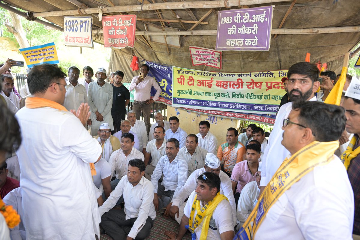 Tanwar_Indian's tweet photo. प्रदेश की जनता के लिए मौजूदा समय बेहद कठिन व दुखदायी है।
बेरोज़गार भी दुखी है और कर्मचारी भी...!!
मौजूदा सरकार की विफलताओं के कारण हर वर्ग अपने हितों के लिए सड़क पर संघर्ष को मजबूर है।
बढ़ती बेरोज़गारी को लेकर प्रदर्शन के बाद 1983 पीटीआई की बहाली को लेकर चल रहे धरना प्रदर्शन में शामिल हुए।