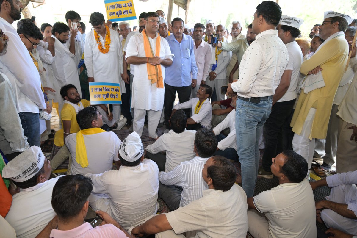 Tanwar_Indian's tweet photo. प्रदेश की जनता के लिए मौजूदा समय बेहद कठिन व दुखदायी है।
बेरोज़गार भी दुखी है और कर्मचारी भी...!!
मौजूदा सरकार की विफलताओं के कारण हर वर्ग अपने हितों के लिए सड़क पर संघर्ष को मजबूर है।
बढ़ती बेरोज़गारी को लेकर प्रदर्शन के बाद 1983 पीटीआई की बहाली को लेकर चल रहे धरना प्रदर्शन में शामिल हुए।