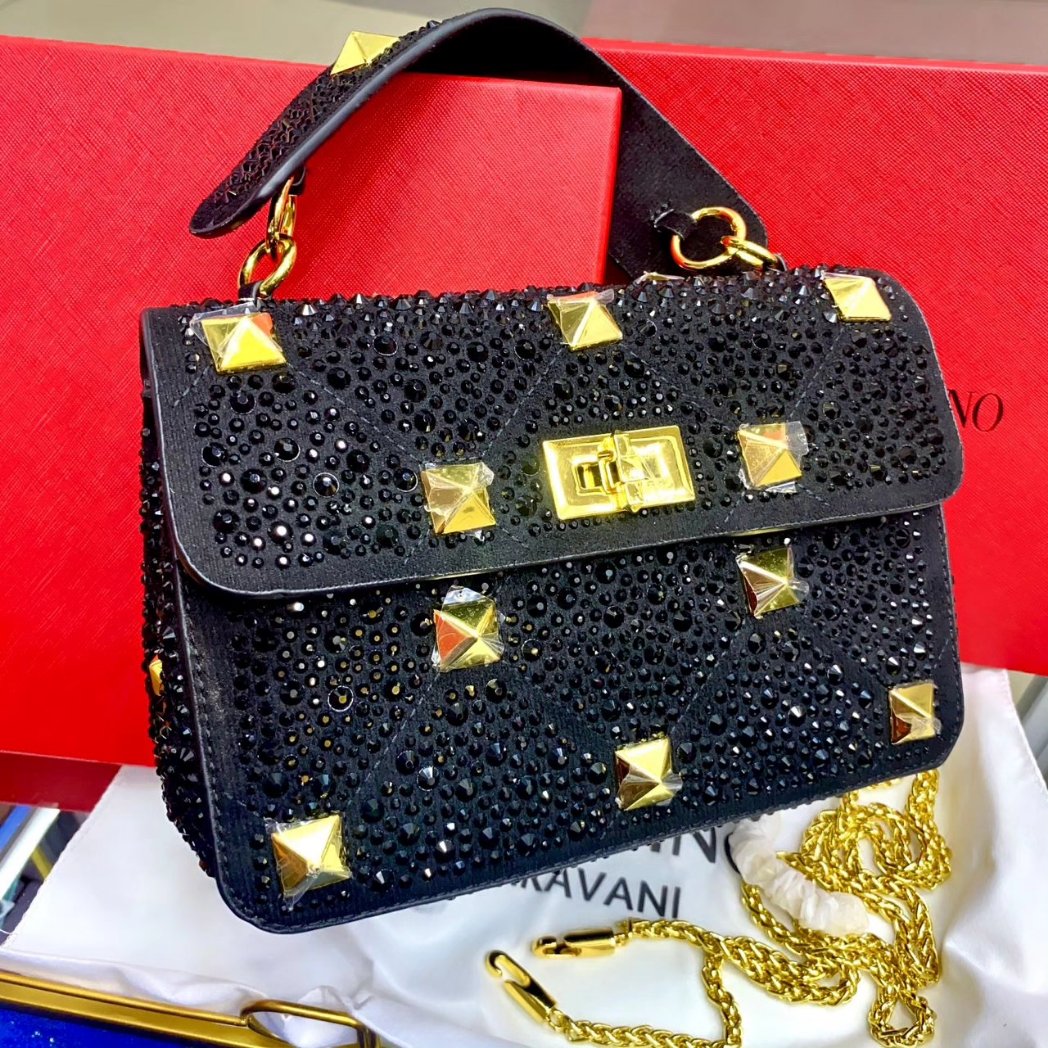 stcelinelagos's tweet photo. NEW IN, LUXURY BAG 🛍️💰

SIZE: MINI

PRICE:37,500

AVAILABLE FOR IMMEDIATE DELIVERY

P:S we do not own the rights to this video/picture/music.  ALL RIGHTS RESERVED.

#stcelineshoes #stcelinebags
#bags #clothes #dresses
#brandnew #onlinestore
#perfumes #Chioma #davido #anitabrown https://t.co/KdGbmWD2EV