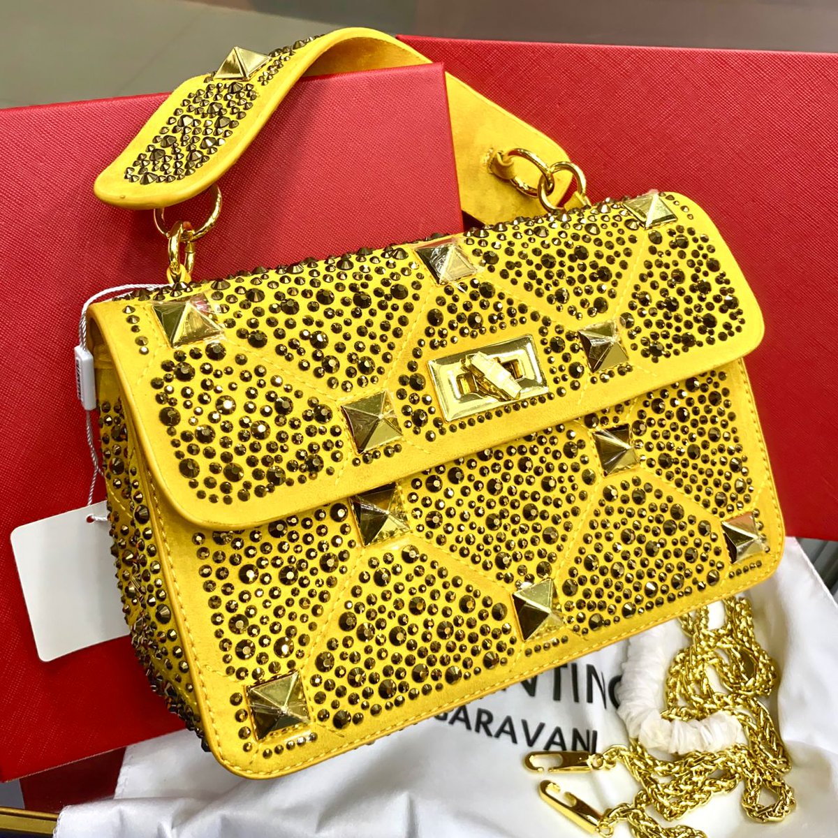 stcelinelagos's tweet photo. NEW IN, LUXURY BAG 🛍️💰

SIZE: MINI

PRICE:37,500

AVAILABLE FOR IMMEDIATE DELIVERY

P:S we do not own the rights to this video/picture/music.  ALL RIGHTS RESERVED.

#stcelineshoes #stcelinebags
#bags #clothes #dresses
#brandnew #onlinestore
#perfumes #Chioma #davido #anitabrown https://t.co/KdGbmWD2EV