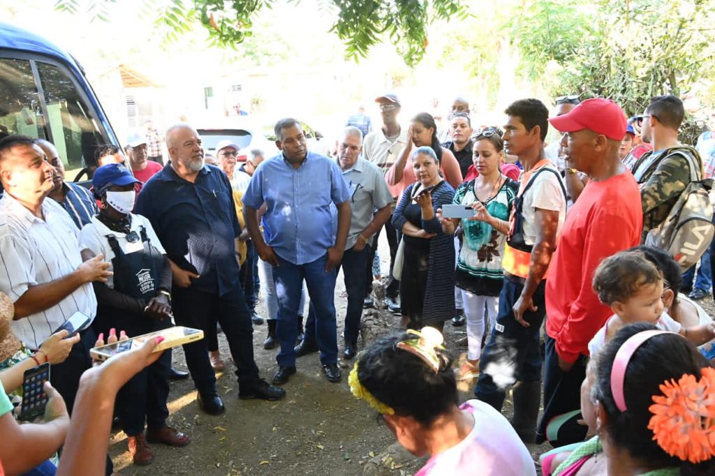 A la salida del tejar, en la comunidad Cayamo, @MMarreroCruz intercambió 💬 con varios pobladores sobre sus principales preocupaciones, referidas fundamentalmente: 

💧| Abasto de agua potable.

 💉🚌| Necesidad de acercar algunos servicios básicos como los de salud y transporte.