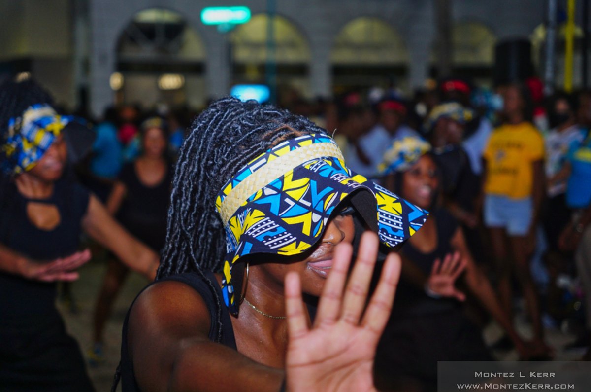 #fineart #streetphoto #candid #streetphotography #portrait #streetpotrait #blackandwhitephotography #AYearForArt #BuyIntoArt #wallart #homedecor #junkanoo #bahamas #humanartist #TheBahamas                        
  𝐒𝐄𝐄 𝐈𝐓 𝐇𝐄𝐑𝐄 --->bit.ly/42hIpI7