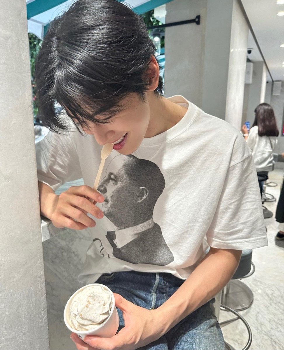 Chaeunwoo2330's tweet photo. Not him being a tease while having ice cream ๐
Baby I know one too many ways to wipe it off from your mouth๐
โฆโฆ..ofcourse with a tissue๐ถ
#chaeunwoo
#lookathiminjustateeandjeans
#withcreamonhislips
#damnpapi
#andohdontforgetthehair
#hesgonnabethedeathofme https://t.co/o9sBedZqH5