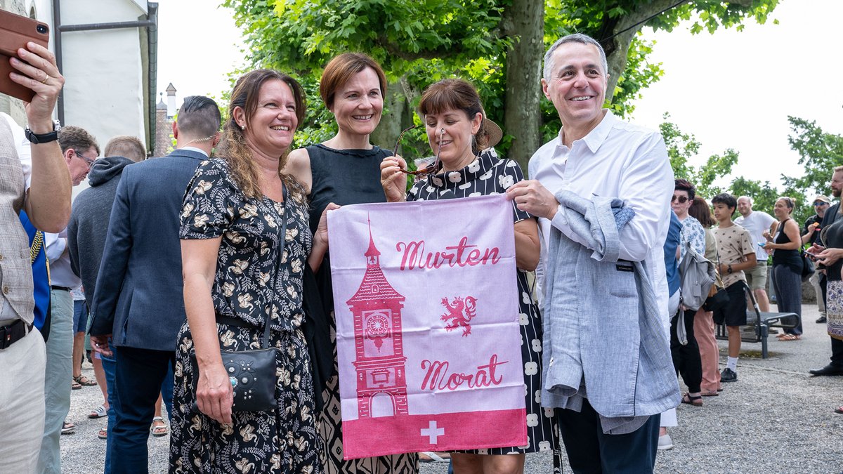 BR_Sprecher's tweet photo. Il primo giorno della #GitaCF si conclude con l'accoglienza da parte della popolazione di #Murten. Un'ottima occasione per colloqui diretti e brindisi. Domani il Consiglio federale si recherà nella parte francofona del Cantone di Friburgo. #ExcursionCF #BRAusflug #Morat https://t.co/JIEYXc9sW8