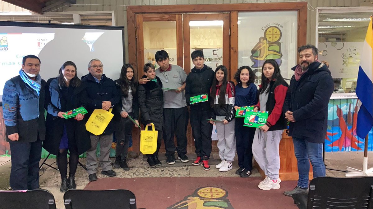 🎨Niños, niñas y adolescentes participaron del Taller de Muralismo “Pintemos nuestra comuna” realizado por el equipo <a href="/Sendapangui/">Senda Previene Panguipulli</a> con el objetivo de promover estilos de vida saludable y el buen uso del tiempo libre en el marco de la culminación del mes de la prevención.