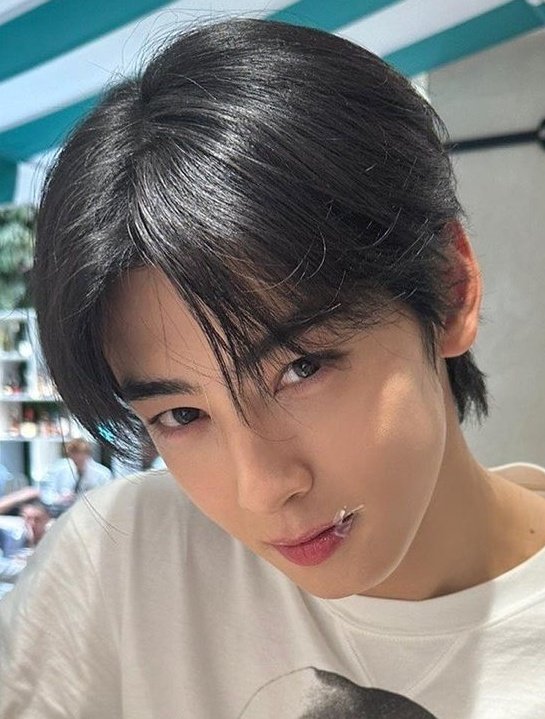 BUT why is he looking at me like that???? 😭😭