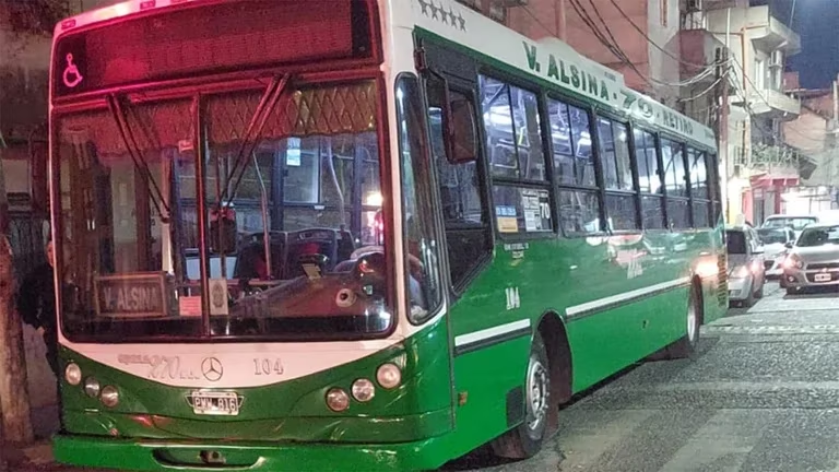 jotaleonetti's tweet photo. #PARO DE #COLECTIVOS DE #LINEA70 🚍
Fue golpeado un #colectivero y asaltados los pasajeros en Iriarte y Zavaleta, en #Barracas.
Está suspendido el servicio que un #Retiro con #ValentínAlsina.
Los 2 delincuentes se escaparon dando disparos al aire. https://t.co/Ssh7Y74jgg