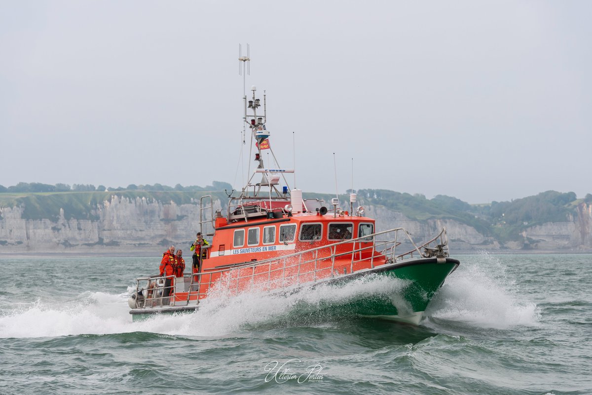 #JeudiPhoto 📸 Retour en images sur un exercice de #sauvetage 🚨 Les #SauveteursenMer #SNSM Saint-Valéry-en-Caux, Fécamp, Rouen, Caen, Le Tréport et Le Havre se sont prêtés à un exercice de grande ampleur au large de #Fécamp le 20 juin dernier, organisé par la <a href="/premarmanche/">Préfecture maritime Manche et mer du Nord</a> 🌊