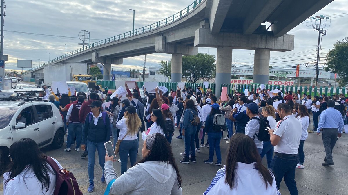 Adela_Micha's tweet photo. #Edomex | Decenas de maestros se movilizan para exigir el pago de salarios atrasados. Realizan bloqueos en: 
● Autopista México-Querétaro
● Texcoco-Lechería
● México-Texcoco
● México-Puebla
● Mario Colin en Tlalnepantla 
● Av. López Portillo en Tultepec 
● El dorado, Toluca-Ixtlahuaca