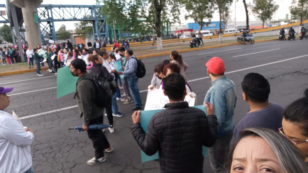 poloespejel's tweet photo. #ColapsoVial 🔴Así los bloqueos de maestros ante incumplimiento de salarios y prestaciones en el distinto puntos de Valle de México #Naucalpan #Tlalnepantla #Ecatepec https://t.co/JJltEhalTC