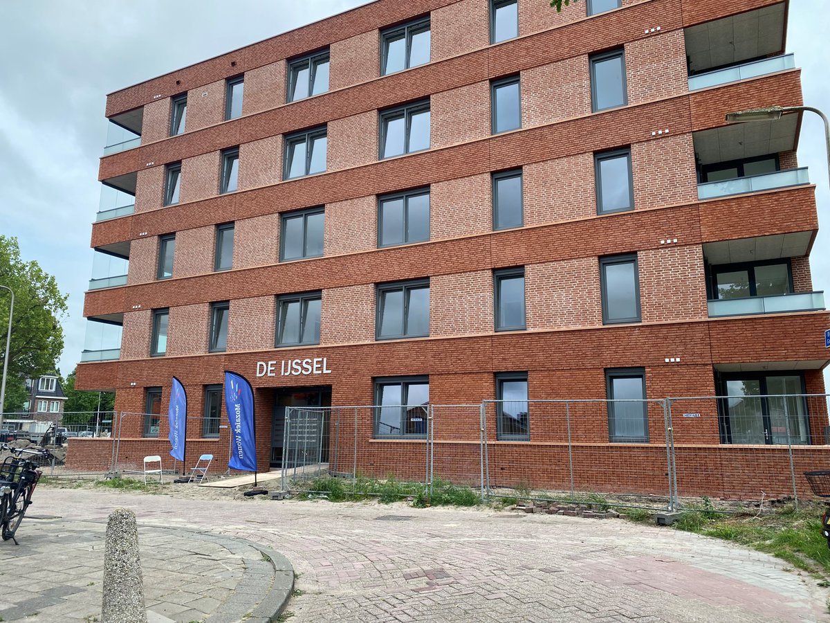 MozaiekWonen's tweet photo. Kijkdag! Dat was het vandaag in ons #nieuwbouwcomplex De IJssel in #Gouda. De toekomstige bewoners konden een aantal woningen bekijken. Er waren veel blije gezichten te zien.
De planning nu is dat de bewoners in september de sleutel krijgen.
https://t.co/LVFl1RLekk https://t.co/qEbG3PdkDR