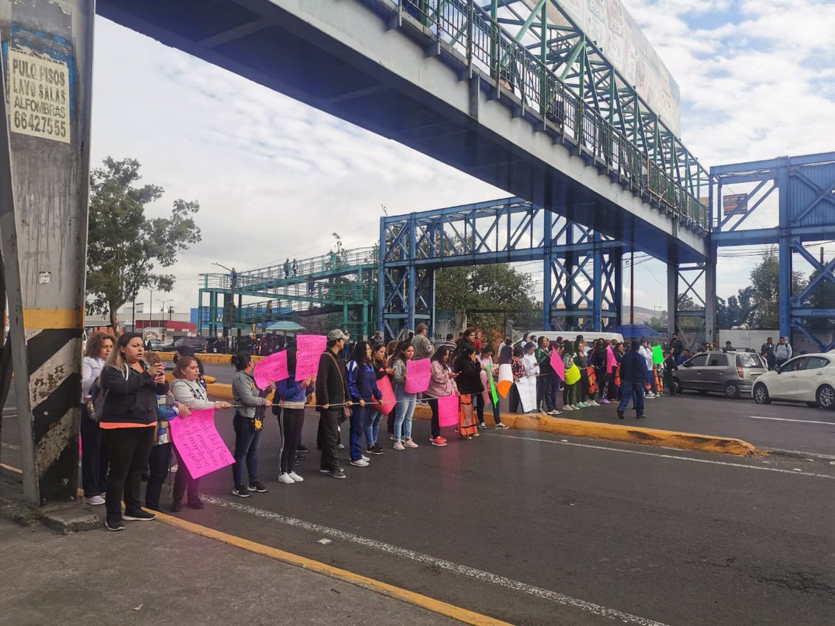 aquiedomex's tweet photo. #ColapsoVial 🔴Así los bloqueos de maestros ante incumplimiento de salarios y prestaciones en el distinto puntos de Valle de México #Naucalpan #Tlalnepantla #Ecatepec https://t.co/UKz9aRuNrA