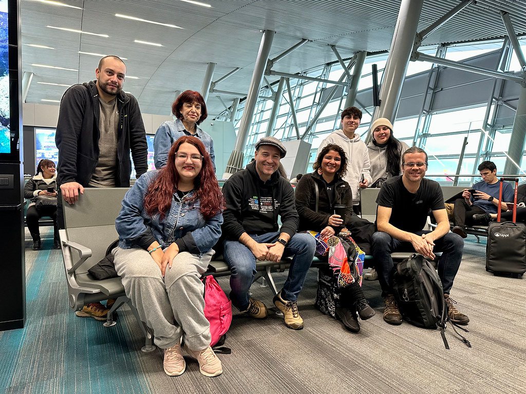 apuntesyviajes's tweet photo. 📸 Junto a colegas periodistas y creadores de contenido en el Aeropuerto de Santiago de Chile, antes de tomar el vuelo directo a Villa de Merlo, San Luis, Argentina https://t.co/klBcLLd1d1 #ApuntesyViajes 🧳🌎  #RespiráSanLuis #Argentina 🌞🇦🇷 @XQmegustaviajar @likechile https://t.co/HWCsIqpCd3