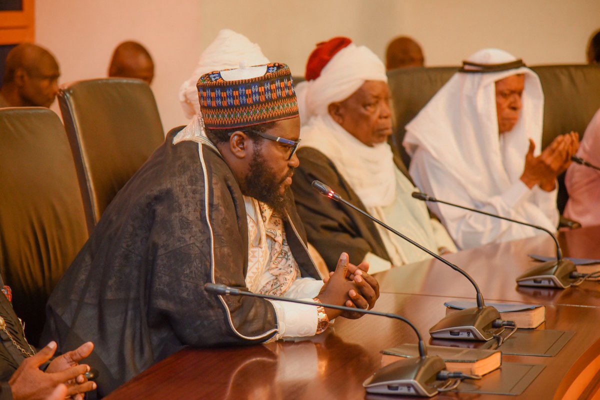 SimFubaraKSC's tweet photo. Today, in the spirit of the Ed-El-Kabir celebration, Muslim clerics in the state paid us a courtesy visit, where I reiterated the need for peace and unity amongst everyone living in the state. 

I assured them of my commitment to securing lives and property for a better and greater Rivers State.