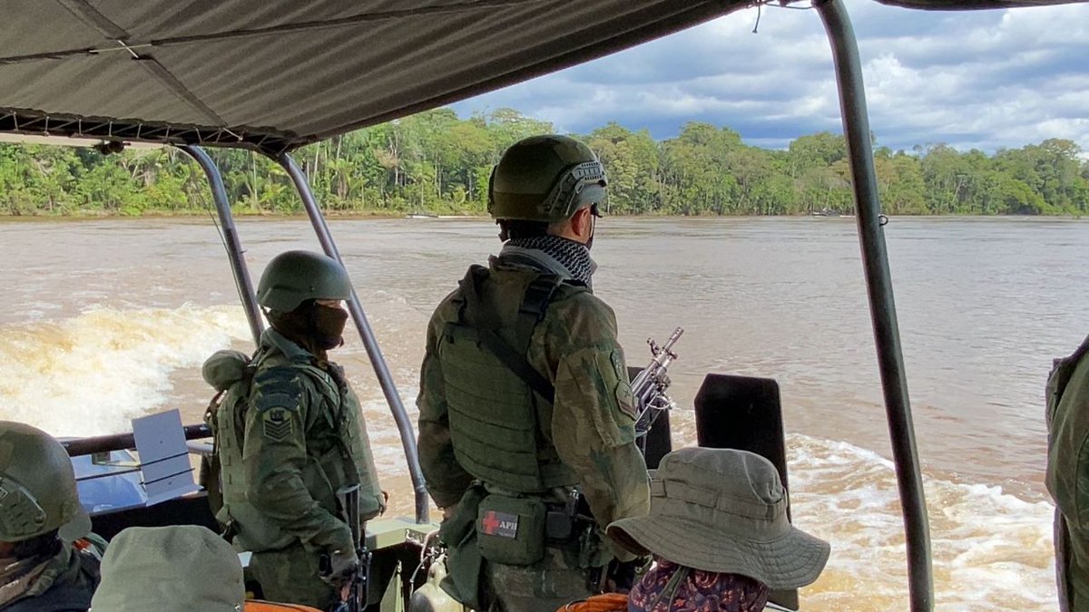 cma_exercito's tweet photo. 🚁A Operação #ÁgataFronteiraNorte trabalha sem parar para proteger a Terra Indígena #Yanomami contra ilícitos ambientais. 

🔰As #ForçasArmadas estão preparadas para enfrentar qualquer desafio e têm um histórico de combate a crimes e apoio às comunidades indígenas 

#Amazônia https://t.co/sYmDLIT977