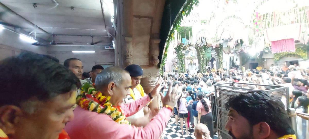 moolchandbjphry's tweet photo. आज एकादशी के पावन पर्व पर वृंदावन धाम पहुंचकर श्री बांके बिहारी जी के दर्शन करके देश और प्रदेश में सुख शांति की प्रार्थना की ।एकादशी के दिन श्री बांके बिहारी जी के दर्शन करना बड़े ही सौभाग्य की बात है। https://t.co/DI6vbE04x8