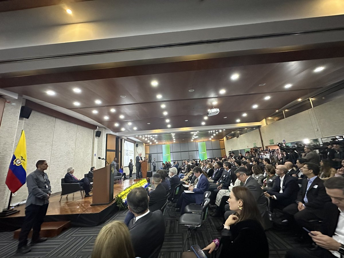 July_ossa's tweet image. Hoy estamos con @Bancoldex apoyando el Foro sobre nuevos modelos de desarrollo económico y aprendiendo con el profesor @paulkrugman