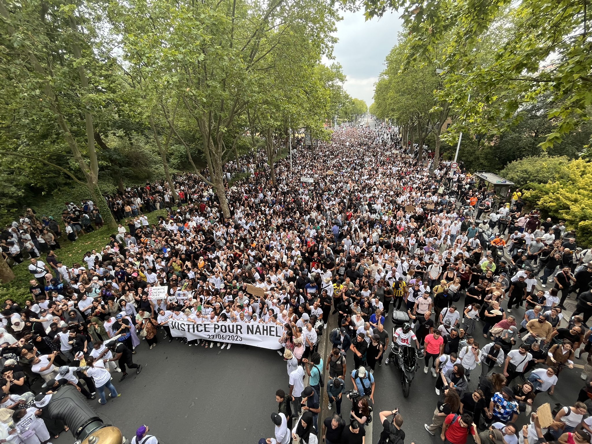 FRANȚA: Peste 800.000 de euro donați pentru polițistul care l-a împușcat mortal pe un adolescent musulman. Cine a inițiat campania. Foto: Tw/@KekeRachel