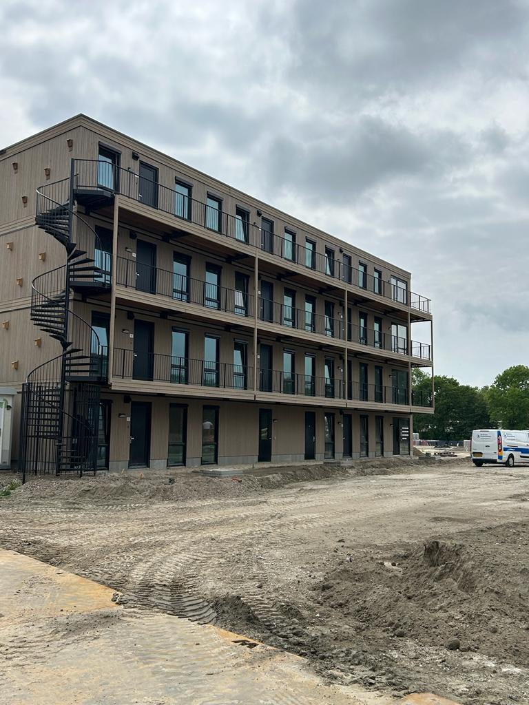 Deze week bezocht ik het project De Klamp in Heerhugowaard. Corporaties Woonwaard en Langedijk bouwden in 1 jaar 79 verplaatsbare modulaire sociale huurwoningen. Het kan dus wél! Belangrijkste les: werk samen en durf over de grenzen van de eigen organisatie te kijken.