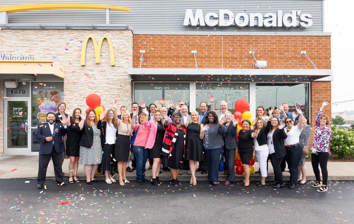 HarperCollege's tweet photo. McDonald's + Harper College = ❤️ 

Through this partnership with @BearFamilyMcDs, the Archways to Opportunity education program offers several avenues for eligible employees to advance and Harper College is proud to become the official education provider. https://t.co/Tk9RZPlSSI https://t.co/twHUmWXq5g