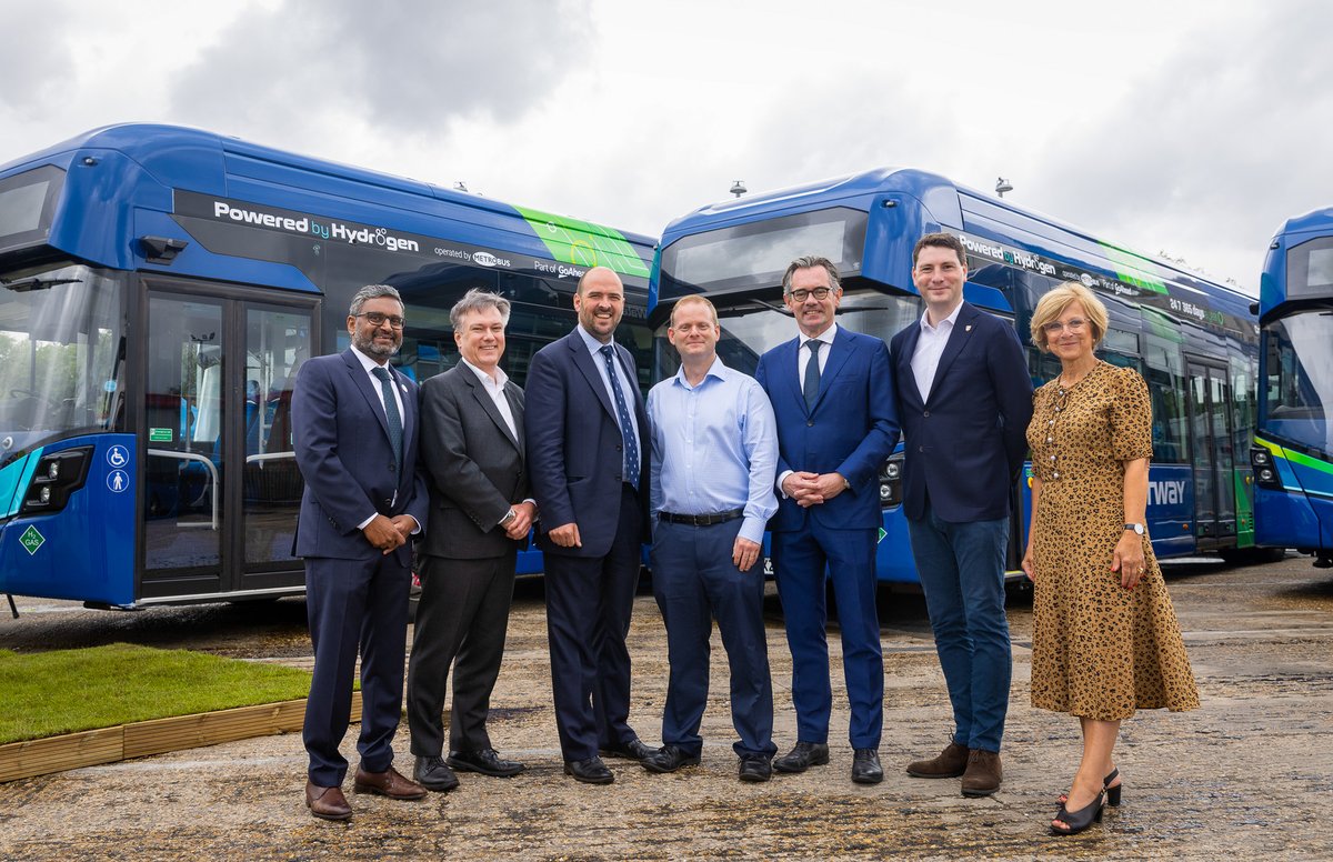 Wright_bus's tweet photo. Today was a momentous day for the environment as @TheGoAheadGroup @METROBUS officially launched their pioneering fleet of @Wright_bus GB Kite #Hydroliners alongside the new @airproductsuki refuelling station.
Read more: https://t.co/ixepwYzO84
#wrightbus #drivingagreenerfuture https://t.co/J6dAPkxzvJ