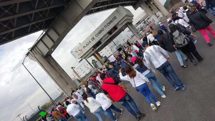 ADNoticiasMex's tweet photo. #𝐀𝐥𝐞𝐫𝐭𝐚𝐕𝐢𝐚𝐥 🚧 | Bloqueada la caseta Chalco-Cuautla.

Docentes de la región 8 exigen pago completo a de salarios y prestaciones.

Más información en: https://t.co/tRKMyZJoR8
Fotos: Redes https://t.co/JOGEJkVgfX