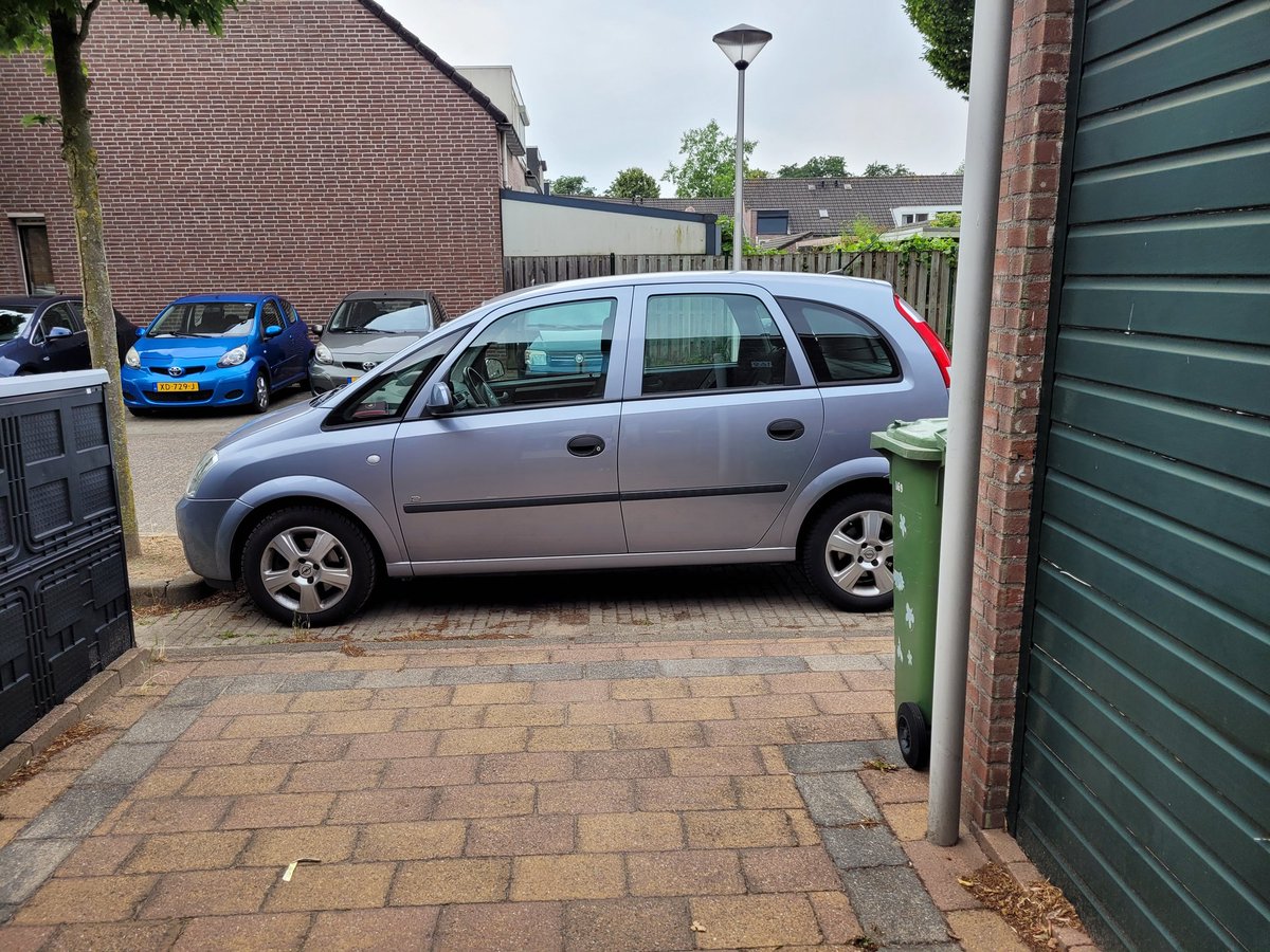 Chirley1983's tweet photo. Na gisteren met pech langs de weg te hebben gestaan, is mijn auto gelukkig weer gemaakt. @brandweereindhoven @politie @wis_robertvdA en de takeldienst bedankt voor jullie hulp! https://t.co/kYpMqE8UJ4