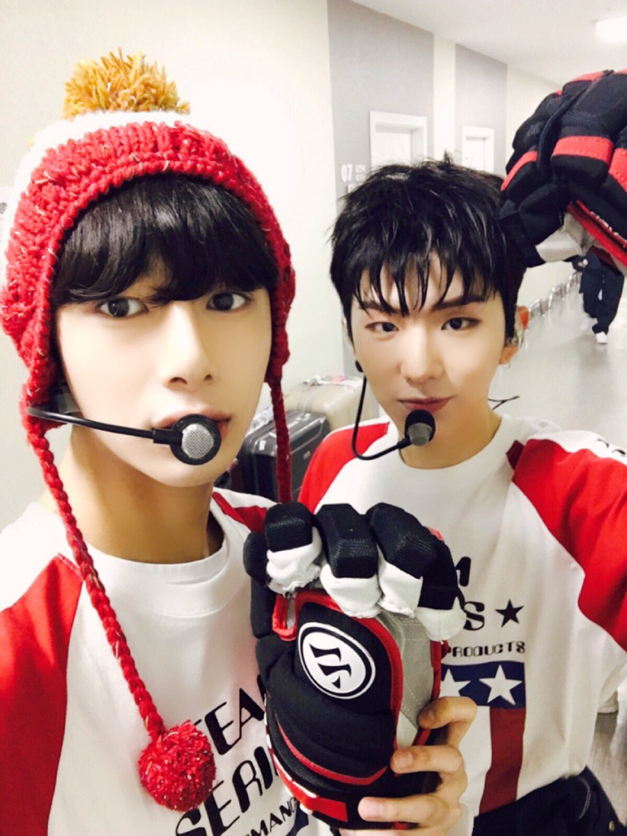 FROMHW2's tweet photo. 말하자면 형원이 털모자 쓴 거 너무 귀여워죽겠음 https://t.co/nRtbU1YC1Z