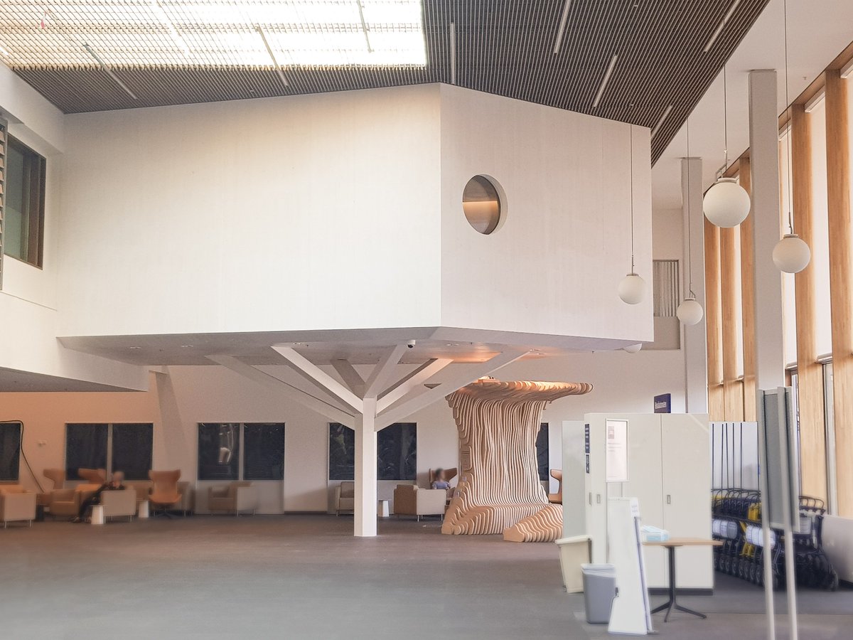 Vandaag openden we op een feestelijke manier onze nieuwe stilteruimte, in de centrale hal van ons ziekenhuis in Utrecht en tussen hemel en aarde. Iedereen in ons ziekenhuis, ziek of gezond, vindt hier een welkome en rustige plek om zich te bezinnen. 
diakonessenhuis.nl/nieuws/nieuwe-…