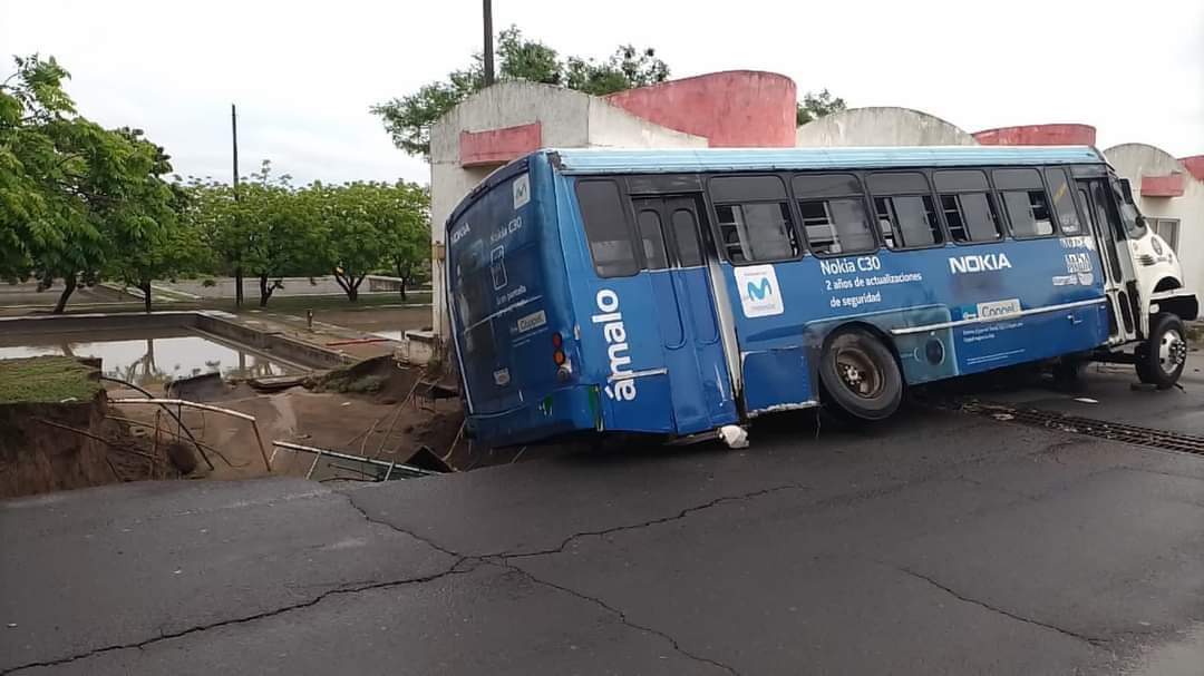 fran_morenog84's tweet photo. Tras la fuerte lluvia qué sé presentó la madrugada de este jueves, se registró un deslave en el fraccionamiento #Torrentes, en #VeracruzPuerto en donde parte de un camión urbano cayó cuando se encontraba estacionado. https://t.co/LhocRkTjDl