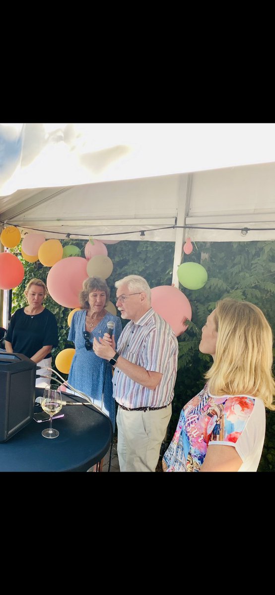 Fullsatt på AstraZenecas mingel, med samtal om vikten av tidig upptäckt. I panelen: Cancersamordnaren Kjell Ivarsson, Ebba Hallersjö Hult på Nollvision Cancer, Elin Fernholm på AZ, och Karin Liljelund, Lungcancerföreningen. Moderator: Rita Nimborn från Hallvarsson &amp; Halvarsson.