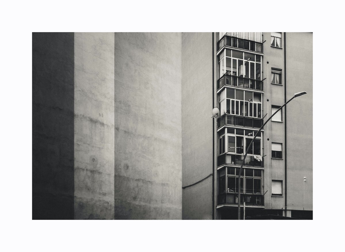 dal progetto "Senza tempo"
Avellino
© Filippo Cristallo
filippocristallo.com

#Avellino
#SenzaTempo
#PaesaggioUrbano
#CittàVecchia
#ArchitetturaModerna
#StoriaeCultura
#VitaCittadina
#PanoramaUrbano
#photooftheday 
#photography 
#WimWenders