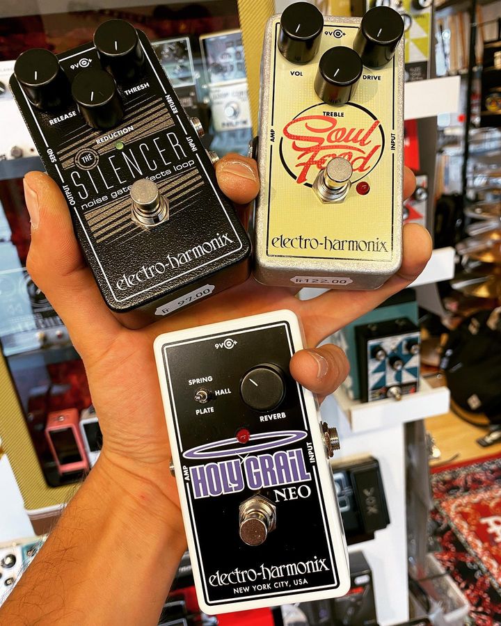 You get all the pedals you can fit in one hand. How many pedals are you grabbing?
📷 @musikhausappenzell

#ehx #guitarpedals #guitargear #guitareffects #electroharmonix #soulfood #holygrail #silencer #overdrive #reverb #noisegate