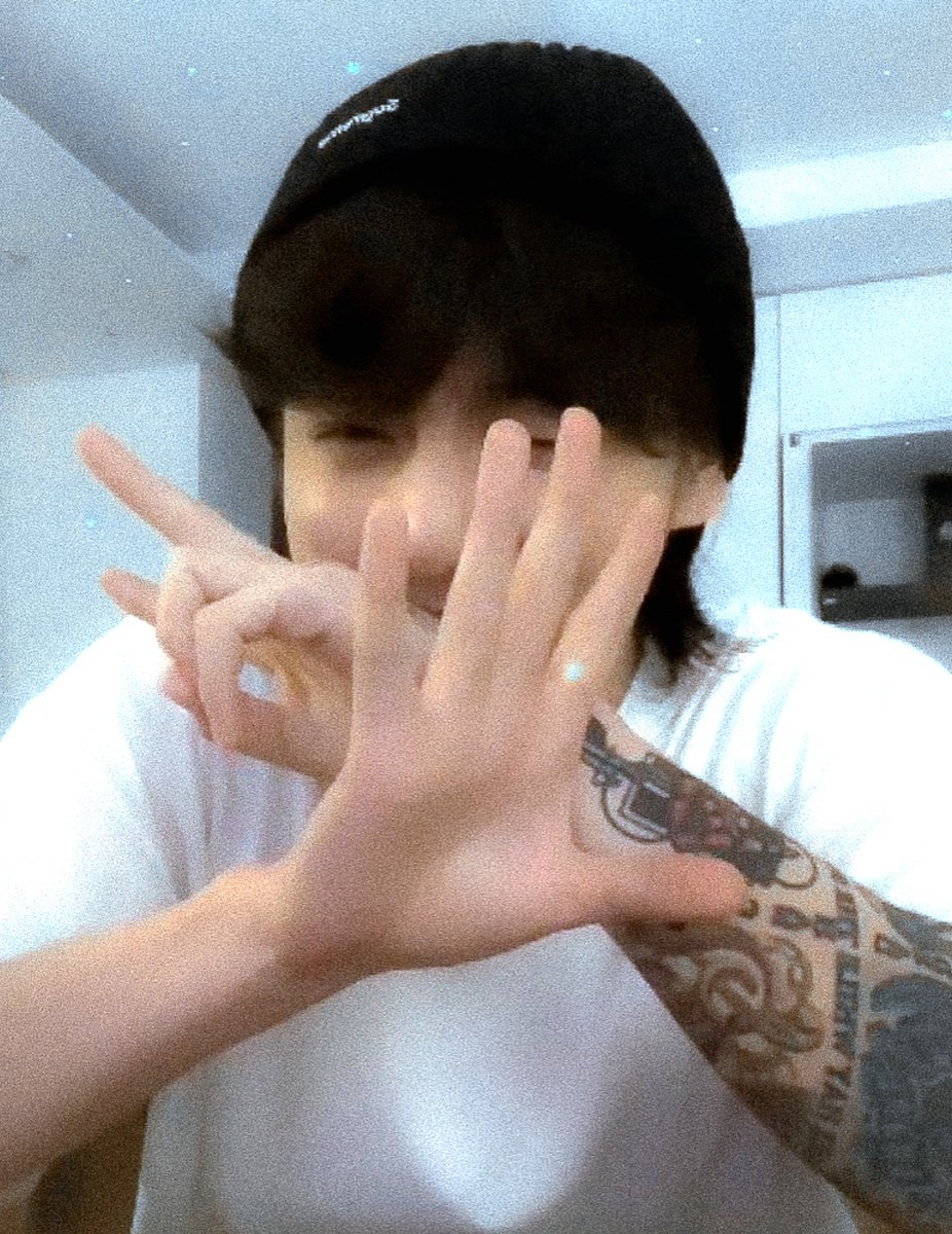 ✌🏼✋🏼