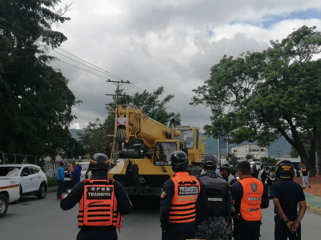 99Punto5's tweet photo. #AlMomento📍|| (1/2) Desde la carretera nacional de Cagua en el municipio Sucre, la Gob. @Soykarinacarpio, junto al Alcalde @WILSONCOY encabezaron la movilización de 2 puentes de aproximadamente 31 metros de largo...(+)
@GobiernoAragua_
#Aragua
#EmpoderarAlPoderPopular https://t.co/lBQZLSTZOc