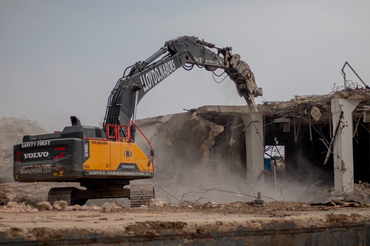 romcoequipment's tweet photo. The Volvo EC380EL excavator is a demolition beast! Watch how one of our customers utilize this machine for their demolition needs.
#romcoequipment #constructiondemolition #volvoexcavator https://t.co/Av3QKxg8qh