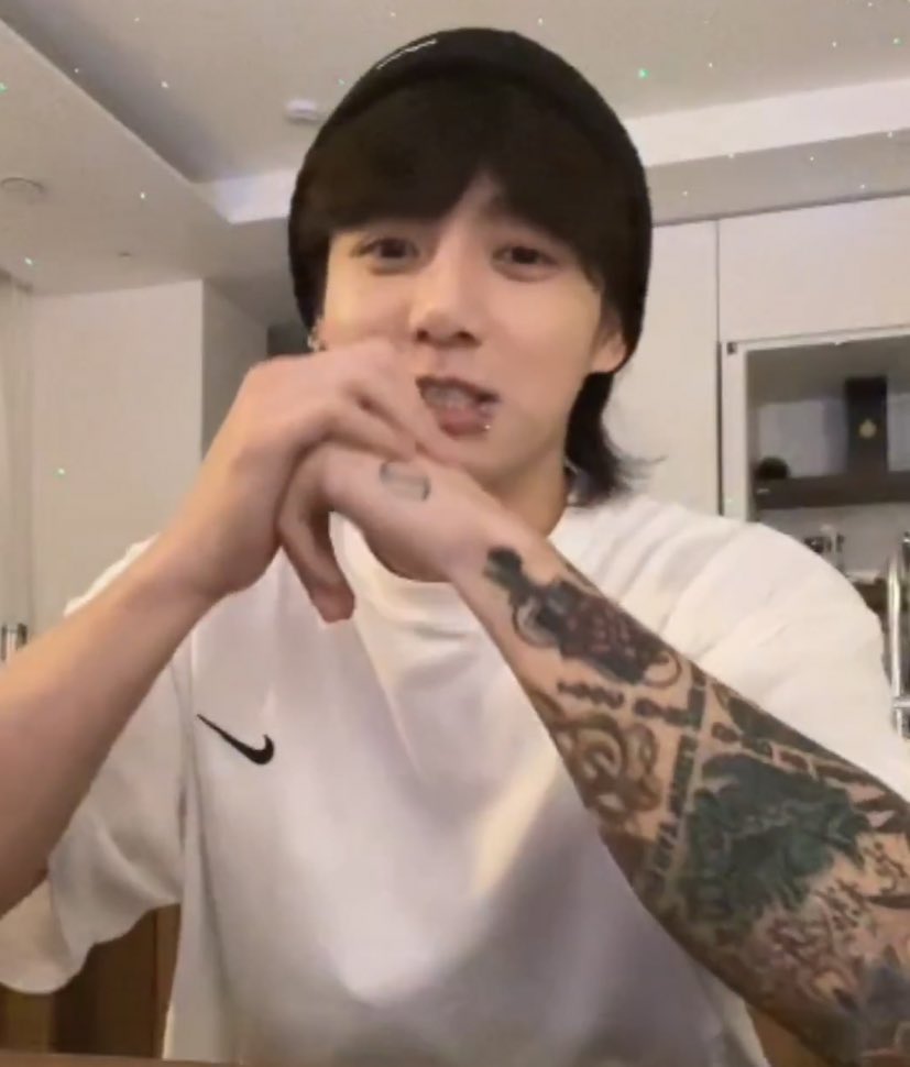gogoarmys_'s tweet photo. Jungkook durante a live!

🐰O single sai dia 14! É ótimo e estou muito animado, eu acredito que vocês devem ter esperado muito por isso. https://t.co/ZBKBnDfoEN