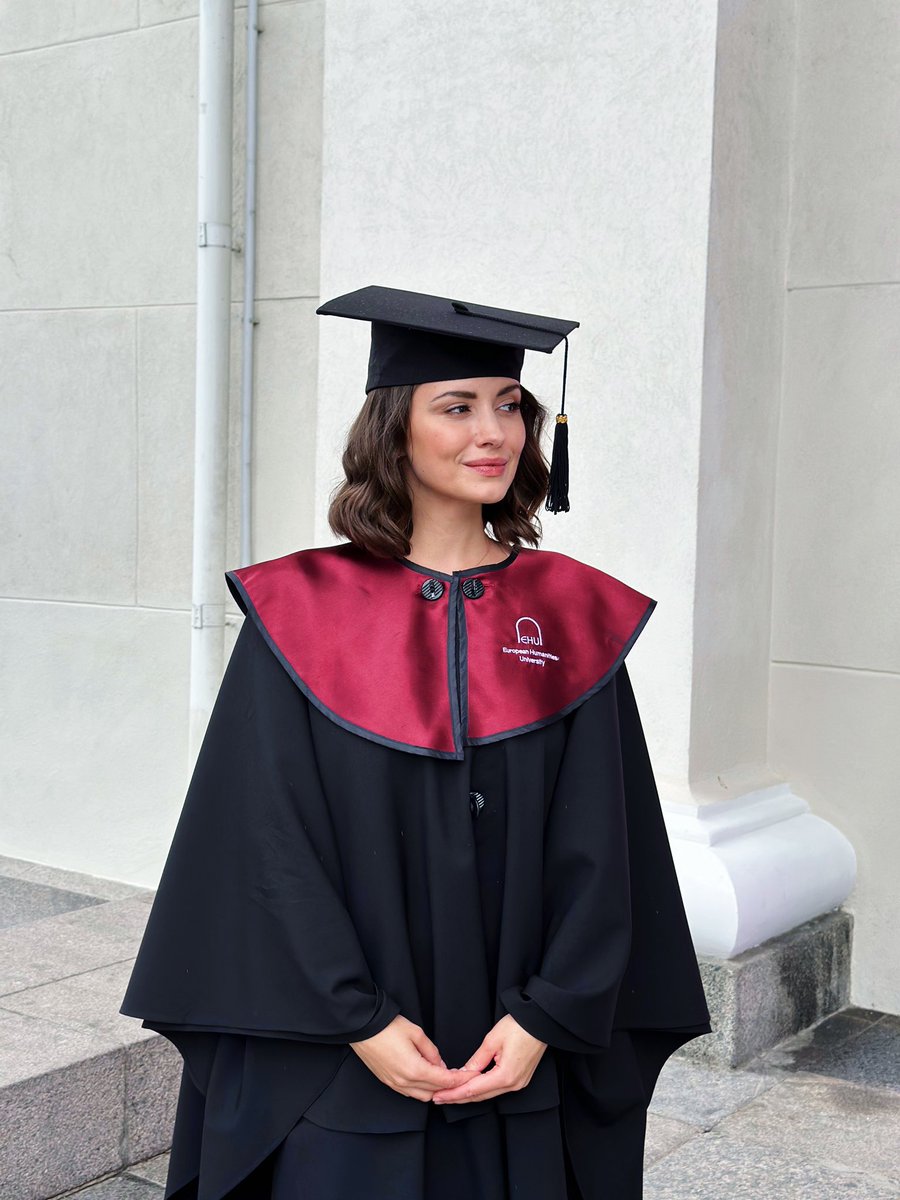 Я первая в своей семье, первая в своем роду женщина с ученой степенью. Хочется кричать, сделать Ctrl+S, написать во всех соц.сетях, распечатать и наклеить на стену, заново завести одноклассники ради этого фото и передавать его незнакомым людям по airdrop!!