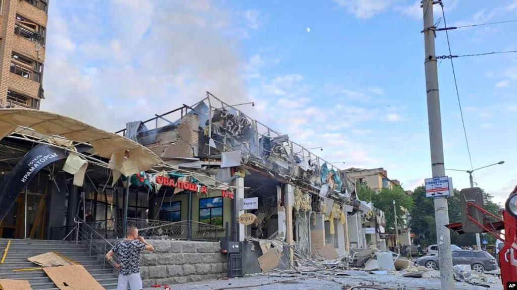 3 🇨🇴 citizens were in Ria Pizza restaurant in Kramatorsk, when it was hit by 🇷🇺 missile strike. President of 🇨🇴 @petrogustavo rightfully expresses indignation at how 🇷🇺 military violates the protocols of war. Violation of the principle of proportionality & targeting civilian…