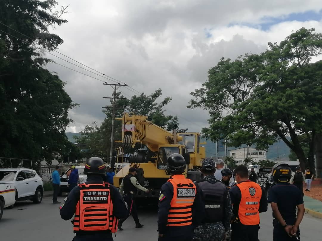 99Punto5's tweet photo. #AlMomento📍|| (1/2) Desde la carretera nacional de Cagua en el municipio Sucre, la Gob. @Soykarinacarpio, junto al Alcalde @WILSONCOY encabezaron la movilización de 2 puentes de aproximadamente 31 metros de largo...(+)
@GobiernoAragua_
#Aragua
#EmpoderarAlPoderPopular https://t.co/lBQZLSTZOc