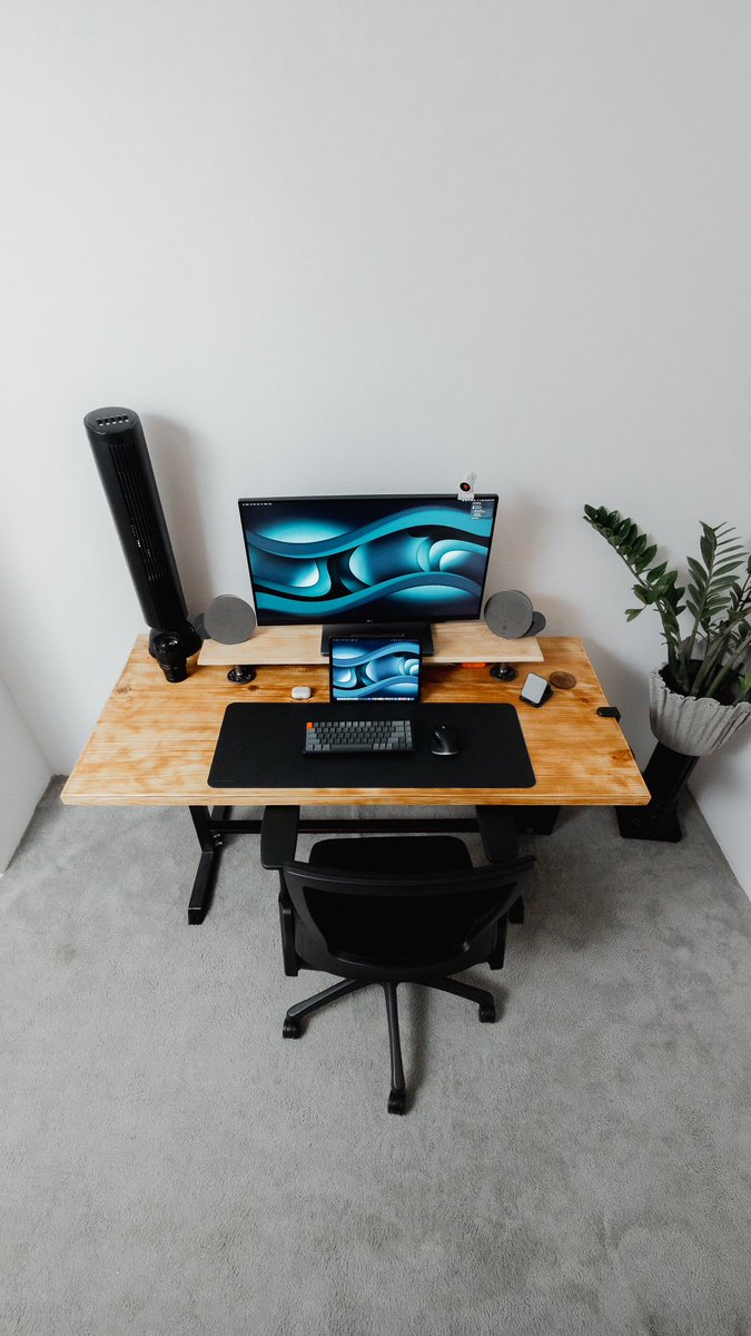 woodley_lozamma's tweet image. Morning people 

#minimalsetup #setup #desksetup #minimaldesksetup
