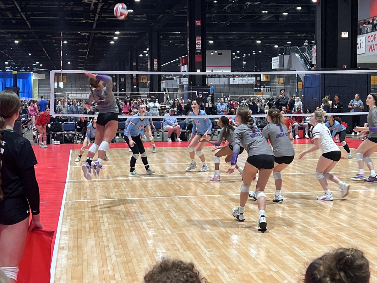 PrepDigChris's tweet photo. It’s been really fun watching Rylee Bumgardnerfor @CCVBCrecruit - she’s been playing outside, making shot, high IQ, but dang her defense and serve receive is so smooth. A 2026 Libero at the next level. https://t.co/w5e3Fchy14