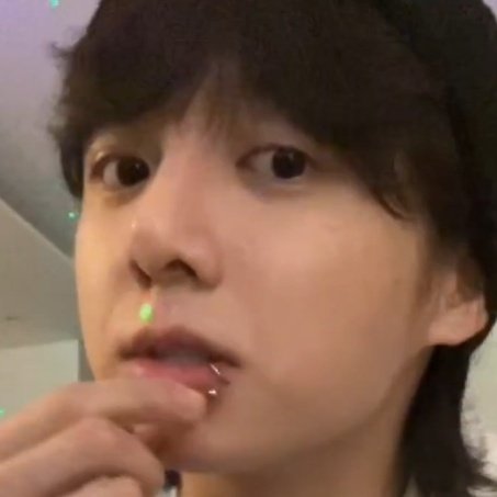 sitluvvmii's tweet image. JEON JUNGKOOK TIENE NUEVO PIERCING
🐰 "Así es, tengo otro piercing en la boca (labio). Tengo uno aquí. Puede que haya algunas ARMY a las que no les guste, ¡pero lo siento! ¡Quería hacérmelo!"

JJK1 IS COMING
JUNGKOOK IS COMING 
SEVEN IS COMING 
#JUNGKOOK #Seven #JungKook_Seven