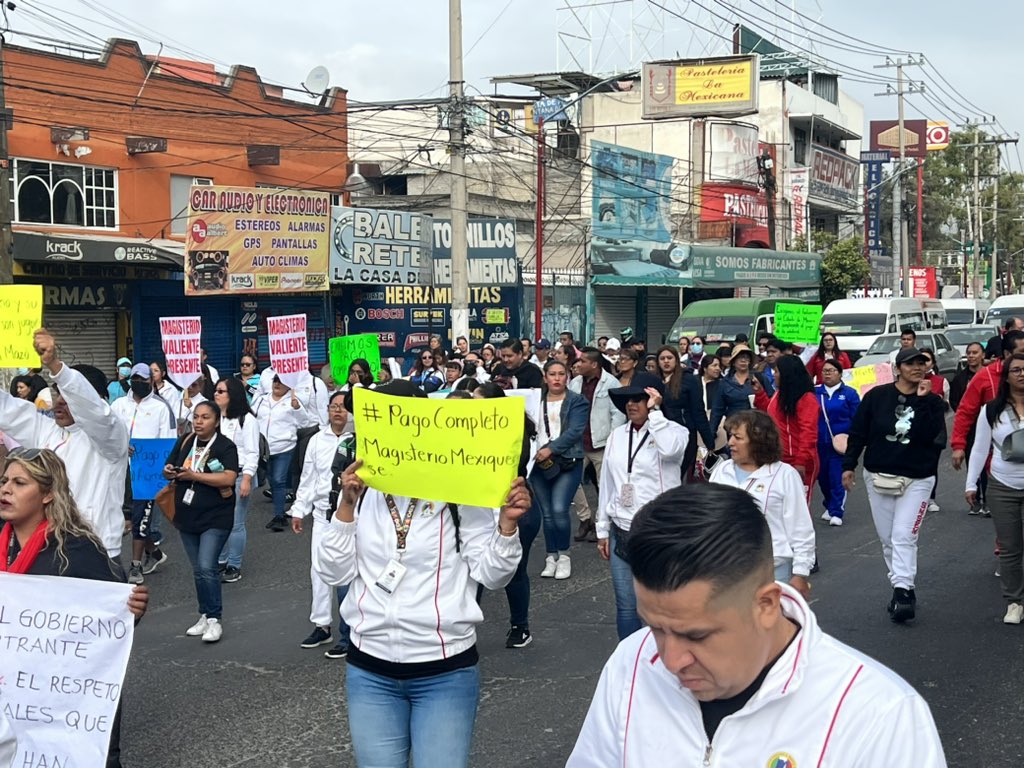MrProfee's tweet photo. Continuará el #Bloqueo Hasta que salga a pronunciarse @alfredodelmazo No hay #FelizJueves Iniciamos el movimiento, exigimos pago a colateral, hoy salimos a marchar y mañana vamos hacer paro.   @SMSEMmx @SEP_mx @delfinagomeza @lopezobrador_  @TinocoGRogelio @geramonro05 https://t.co/da48QYa64k