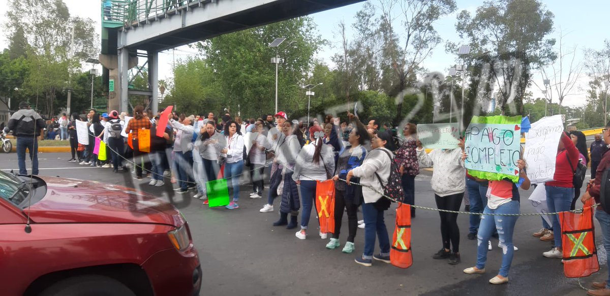 Enlace247's tweet photo. 🟥 BLOQUEO EN MARIO COLIN 🟥

Así el #bloqueo de #MarioColín a la altura del Suburbano #Tlalnepantla. Extreme precauciones. 

Afectadas diferentes vialidades del #EdoMex https://t.co/yamKaNiRLX