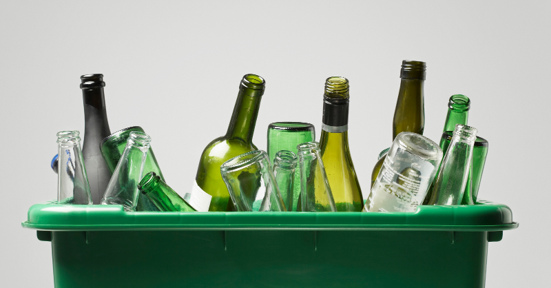 FeveEU's tweet photo. ♻ There’s no one-size-fits-all answer to glass #recycling.
As @UNESDA's Nicholas Hodac says, “Reuse & refill are part of the solution - but not in every country for everybody." #PavingTheWayTo90
Find out why imposing #DRS schemes isn't the answer ⬇