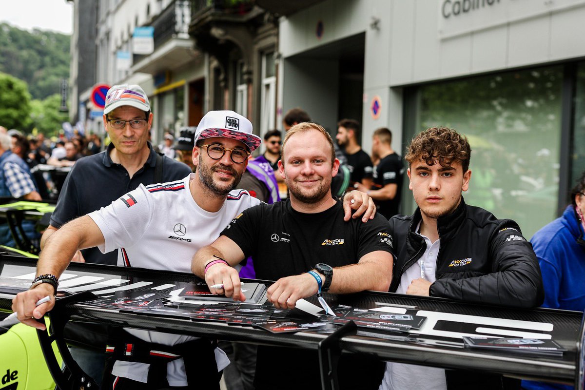 AkkodisASPTeam's tweet photo. Spa 24h Parade 🇧🇪
@24HoursofSpa @GTWorldChEu 

#AKKODISASPTeam #GTWC #MercedesAMG #weliveperformance #worldfastestfamily #fanatecgt #Racing #motorsport #spa24H #crowdstrike24hoursofspa https://t.co/dEn7aMHy0j