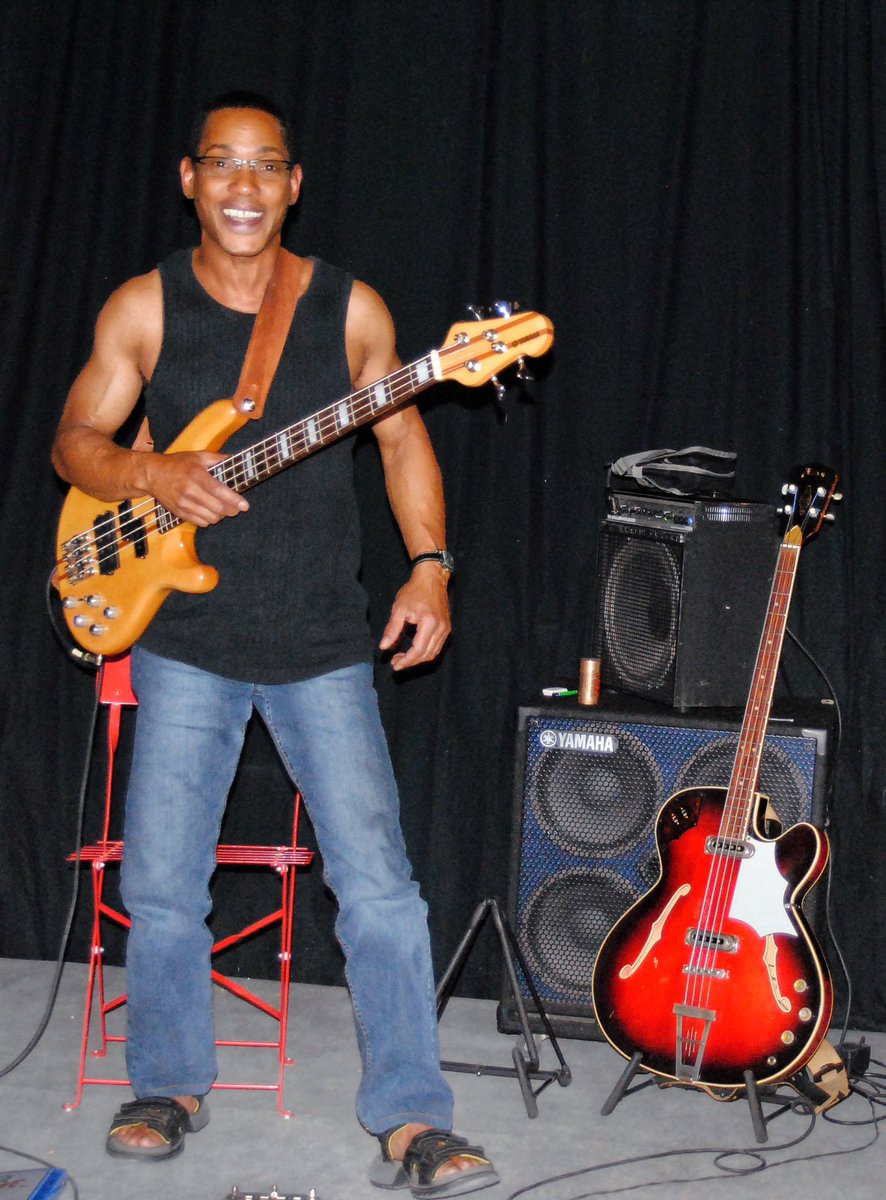 ThierryOLIVIER's tweet photo. Robert COOPER….
Je viens d’apprendre que tu nous as quitté samedi dernier…
Ton accent Américain va nous manquer.
Tu étais un incroyable bassiste.
Ou que tu sois, sois bien Rob Coo Coop
Une grande pensée pour Nadia et tes enfants….
#robertcooper #cooper #bassiste #music https://t.co/lYd1jlfHiM